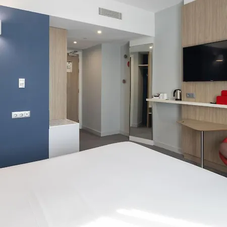 Hotel Express Centre By Ihg 3*