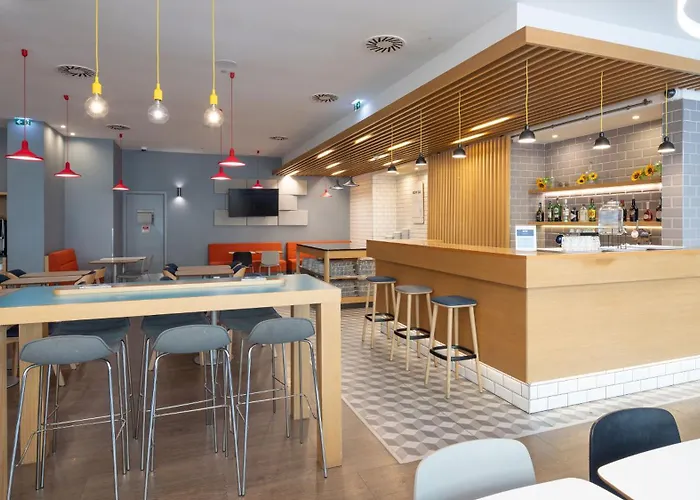 Express Centre By Ihg فندق 3*