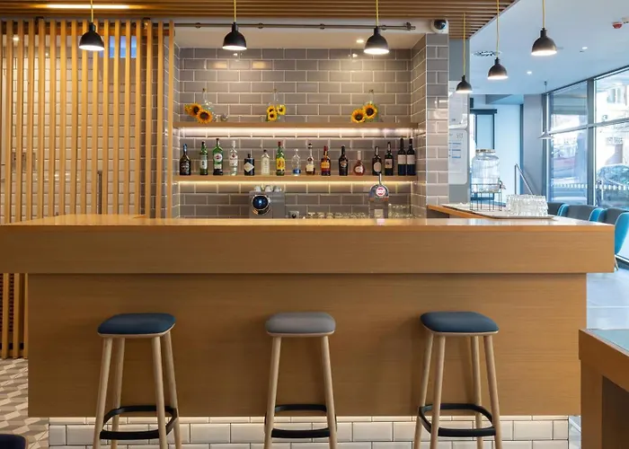 Express Centre By Ihg 호텔 3*